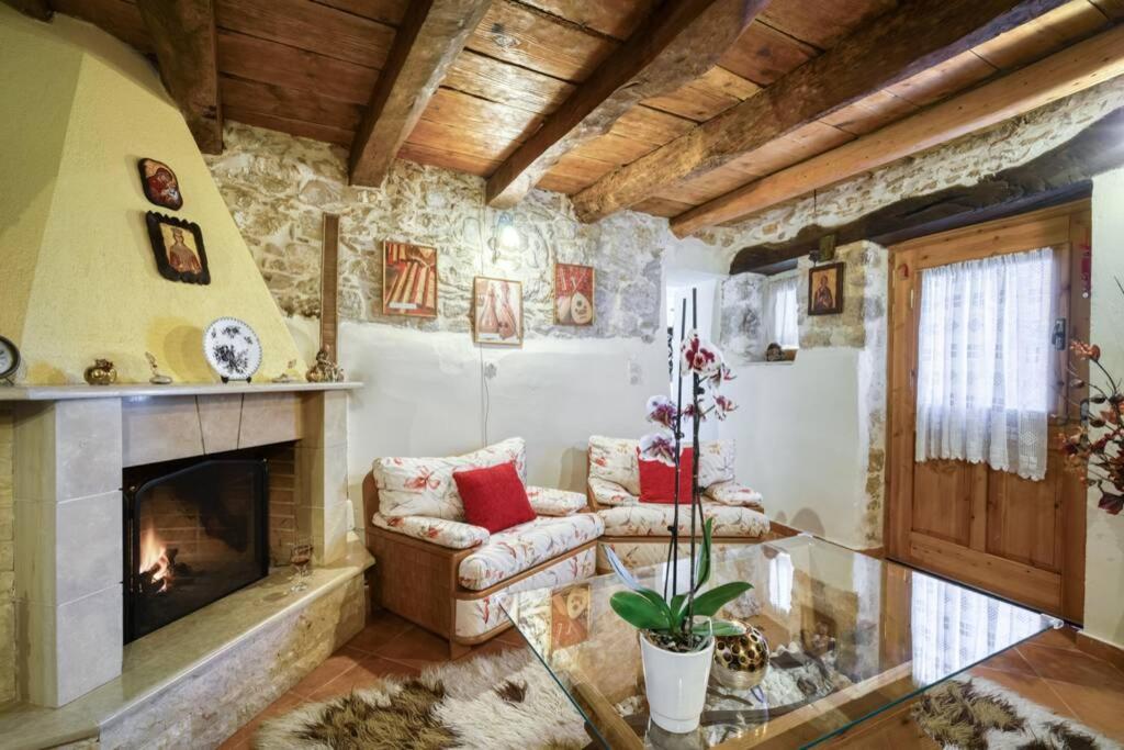 Traditional Cretan Stone House In The Center Of Crete Litos Экстерьер фото